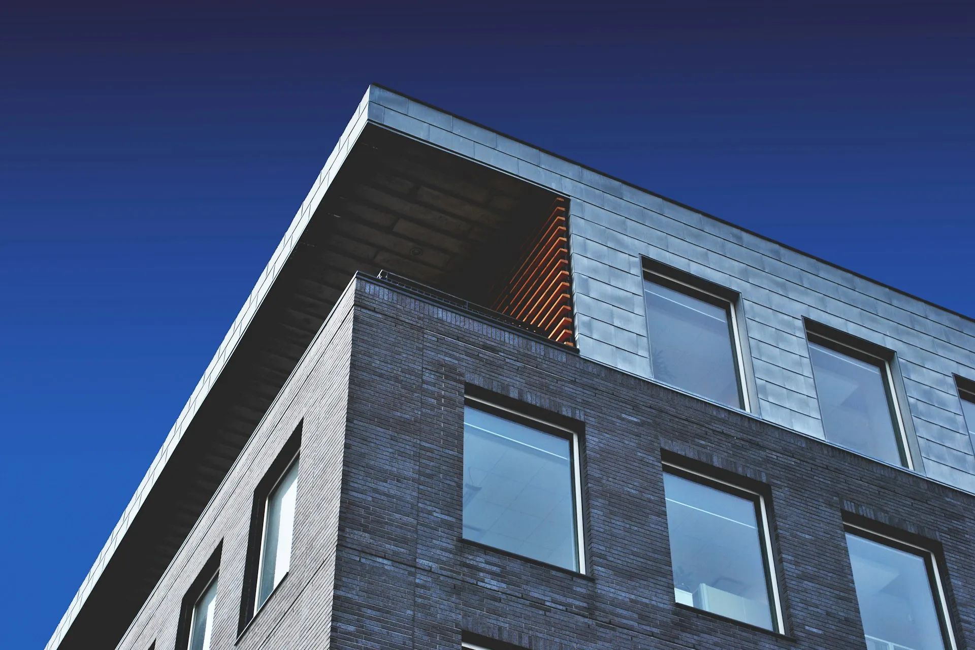 Modernes Mehrfamilienhaus – betreut von Atrianova Hausverwaltung